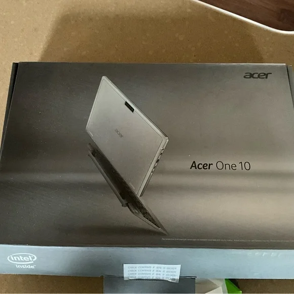 Acer One 10 small laptop tablet - Picture 2 of 3